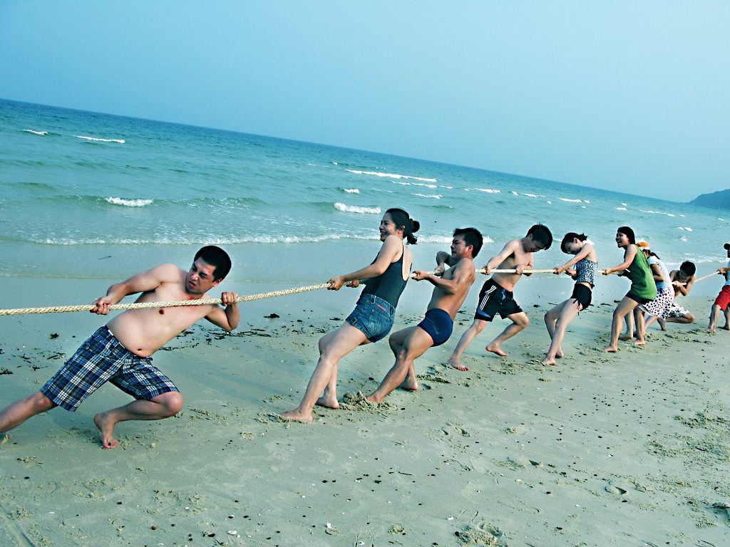 Khách du lịch thích thú tham gia kéo co trên bãi biển
