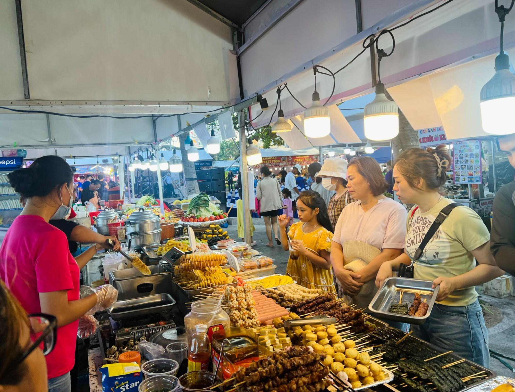 Du khách thích thú thưởng thức ẩm thực Nha Trang