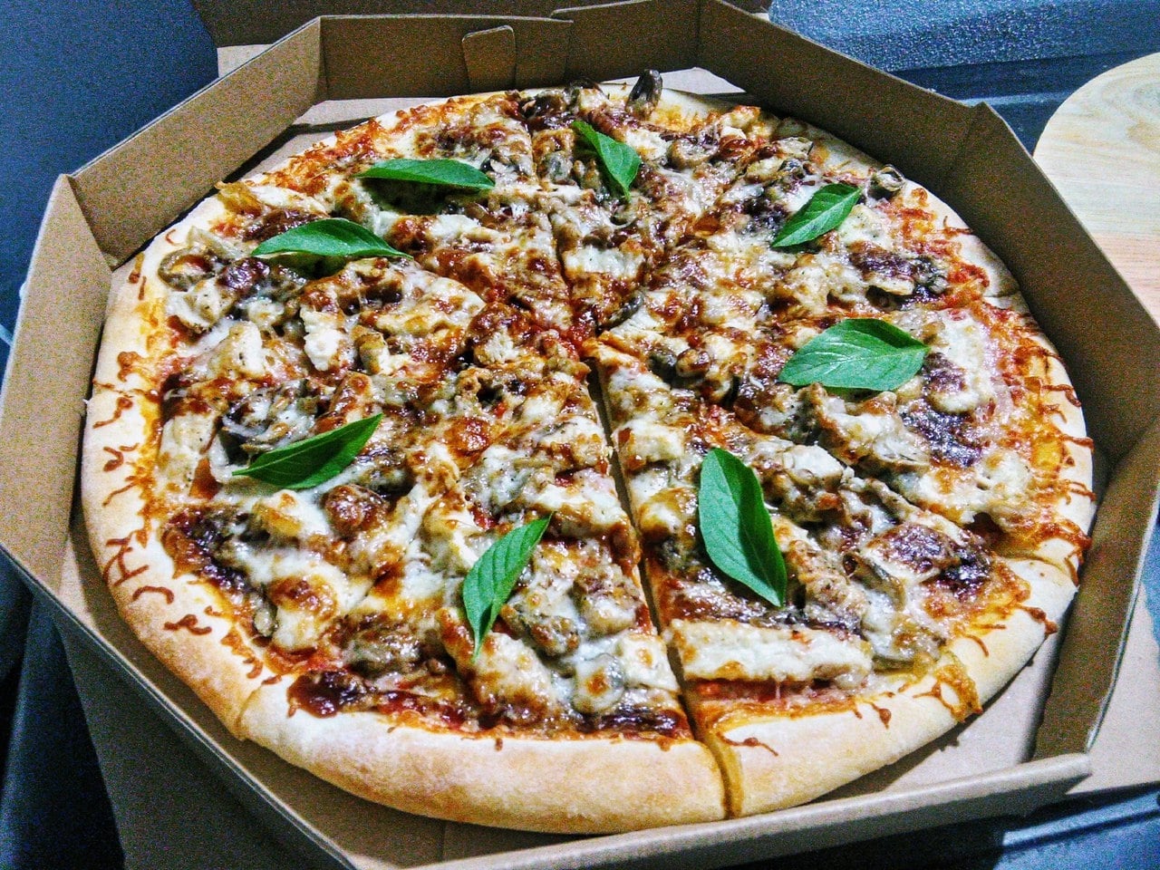 Pizza được vận chuyển cẩn thận, đảm bảo giữ nguyên khi tới tay khách hàng