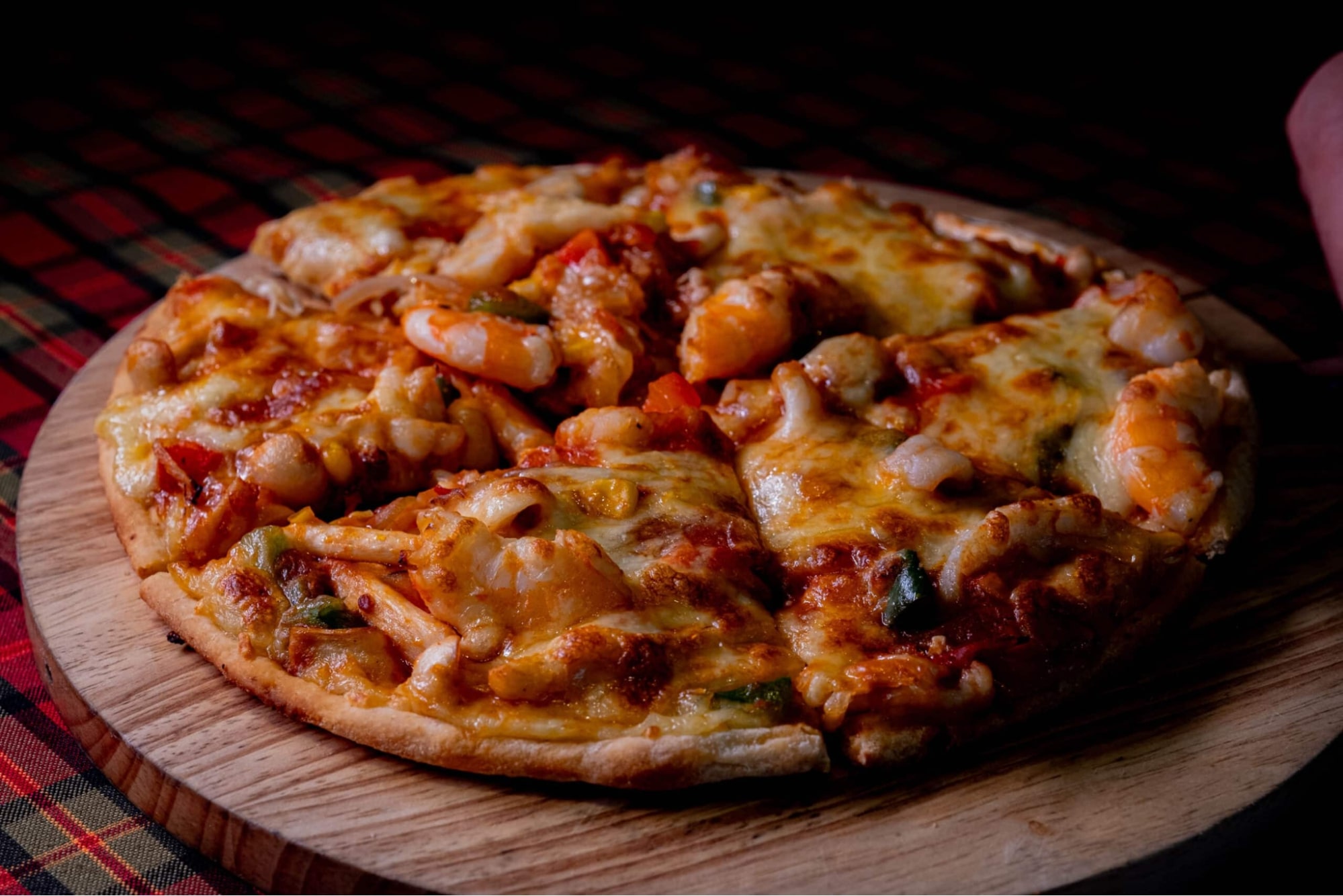 Pizza hải sản đầy đặn với xốt cà chua đậm đà