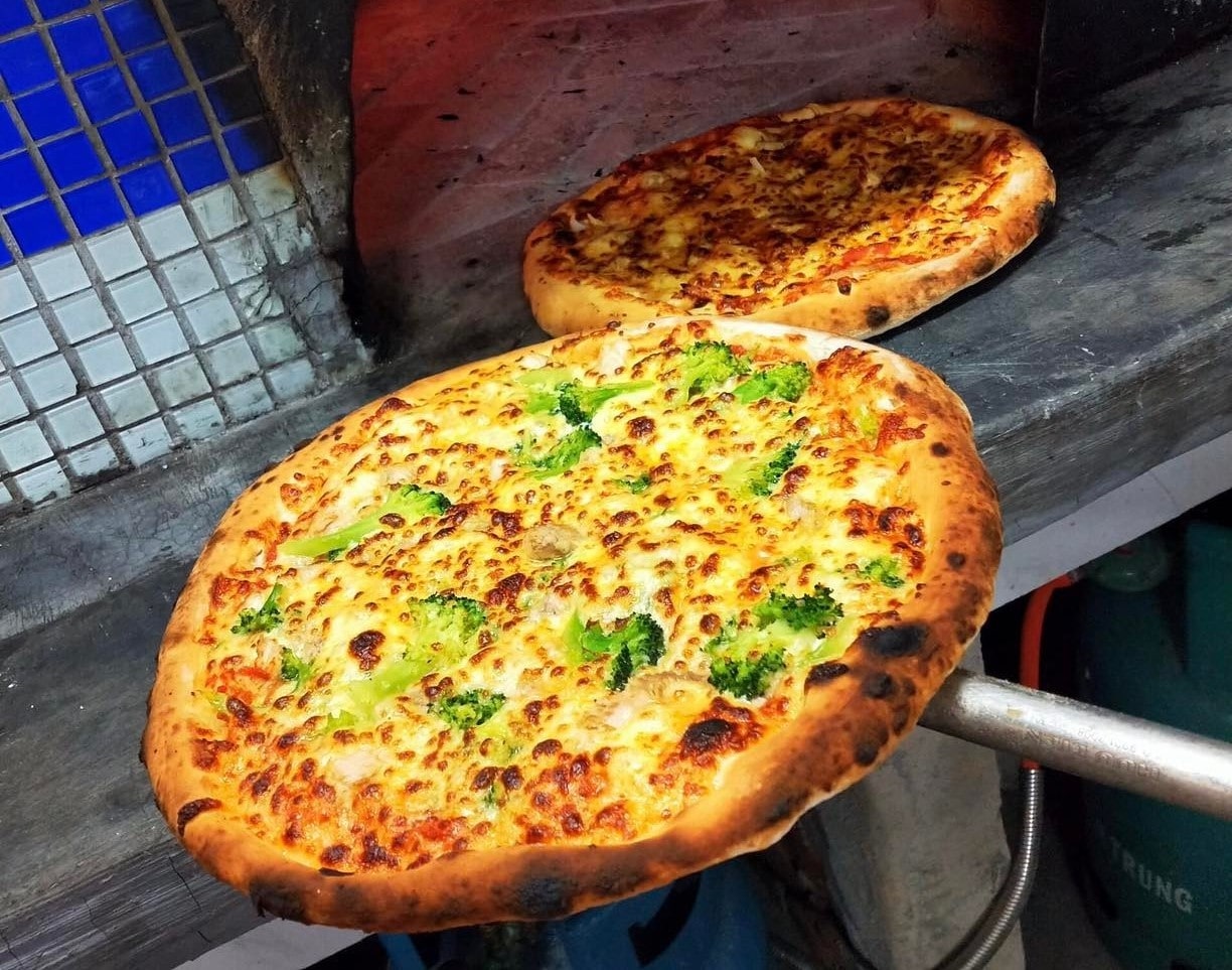 Pizza nóng hổi mới lấy từ lò ra