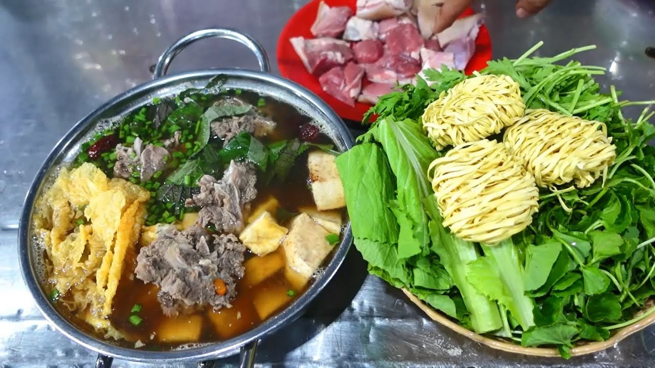 Nước dùng từ xương dê và thảo mộc thơm nồng