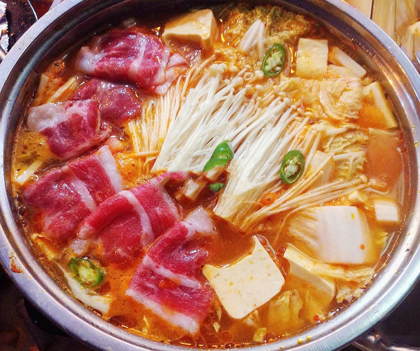 Nồi lẩu với màu đỏ bắt mắt, thơm cay