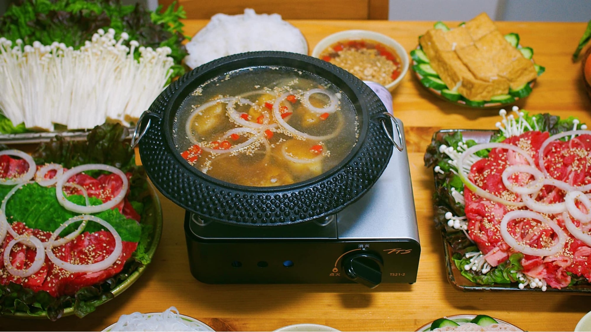 Lẩu bò kim châm với hương vị Thái đậm đà