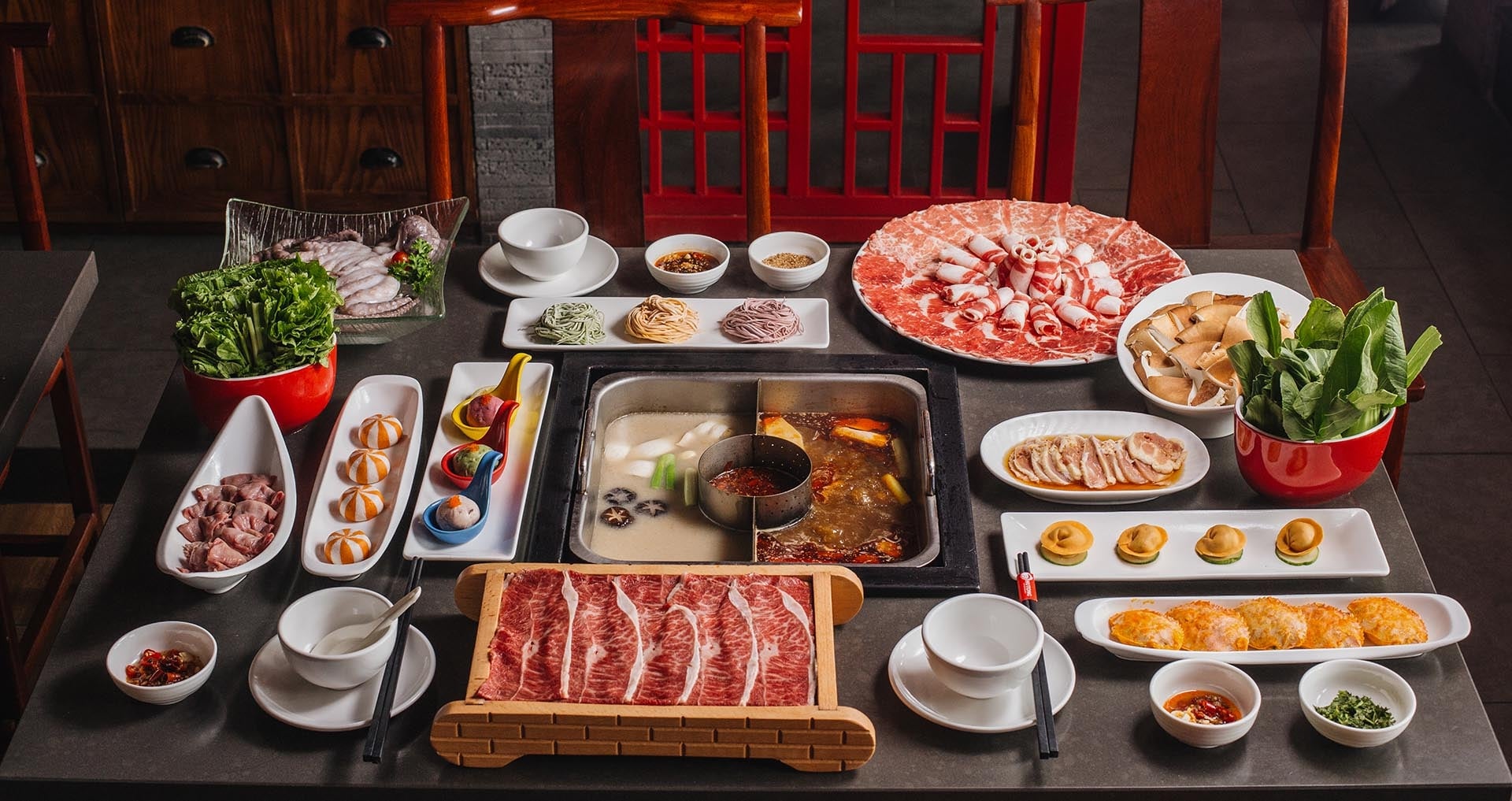 Bàn ăn được bày biện sang trọng, chuyên nghiệp