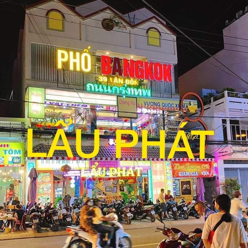 Quán lẩu ngay mặt tiền với bảng hiệu lớn dễ thấy