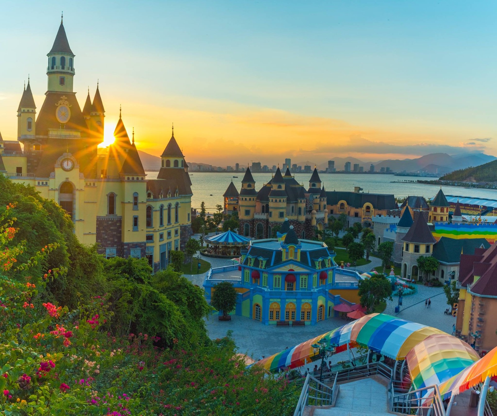 Cảnh hoàng hôn in bóng xuống bãi biển khu Wonderpark Nha Trang