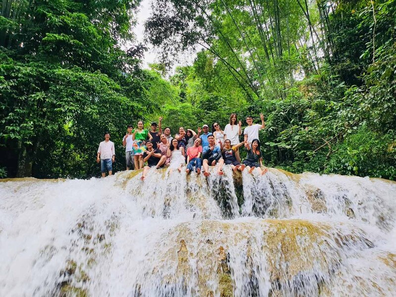 Du khách ngẩn ngơ trước vẻ đẹp kiều diễm của thác Hiêu