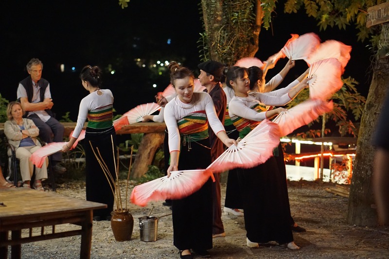 Khách du lịch trải nghiệm văn hóa Thái bản địa cùng người dân bản Hiêu