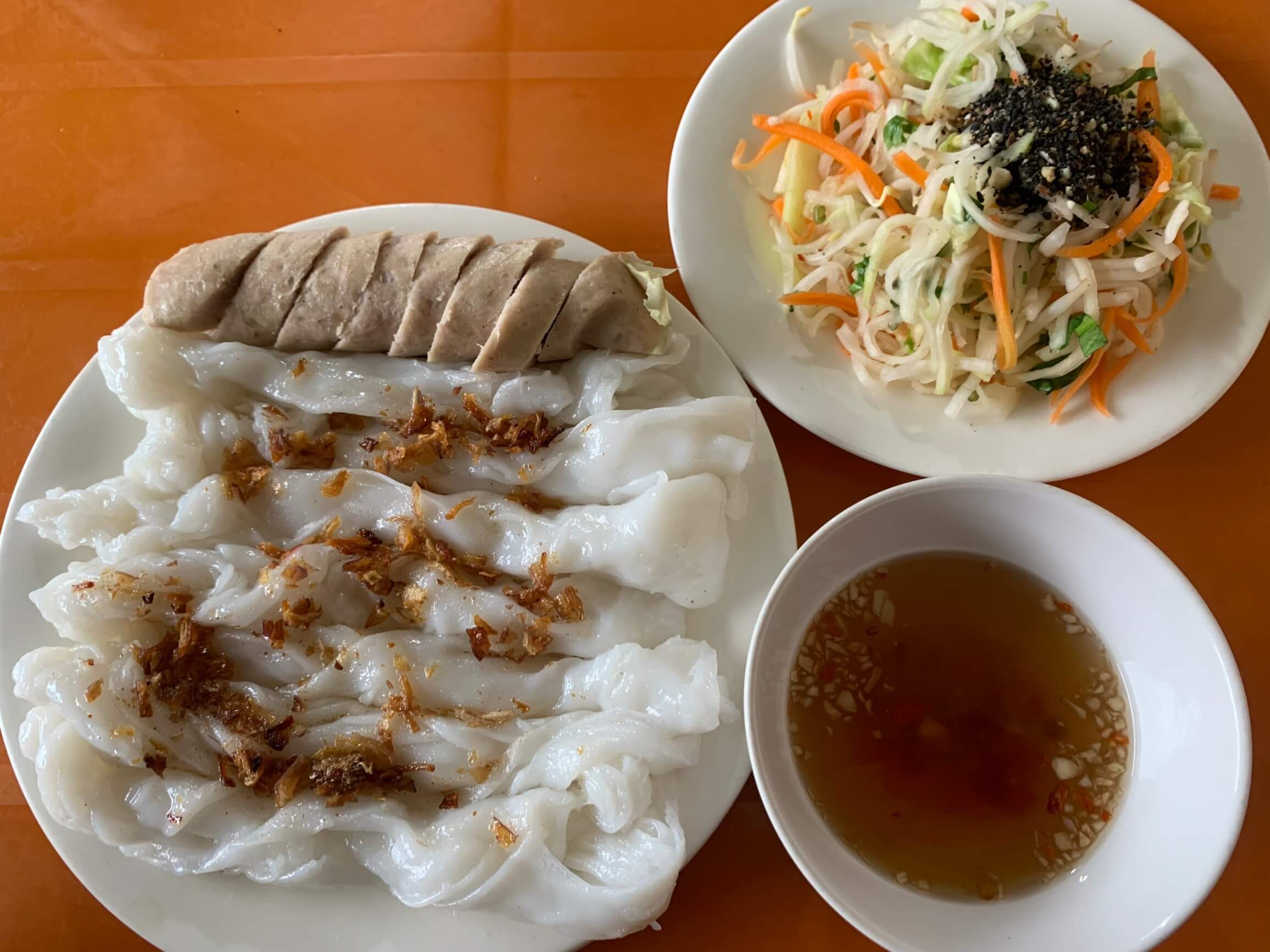 Suất bánh mướt đầy đặn tại quán Bà Dung 