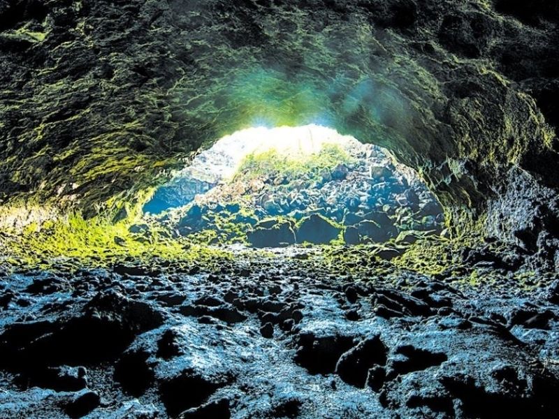 Cùng bạn bè check-in hang động núi lửa Chư Bluk 