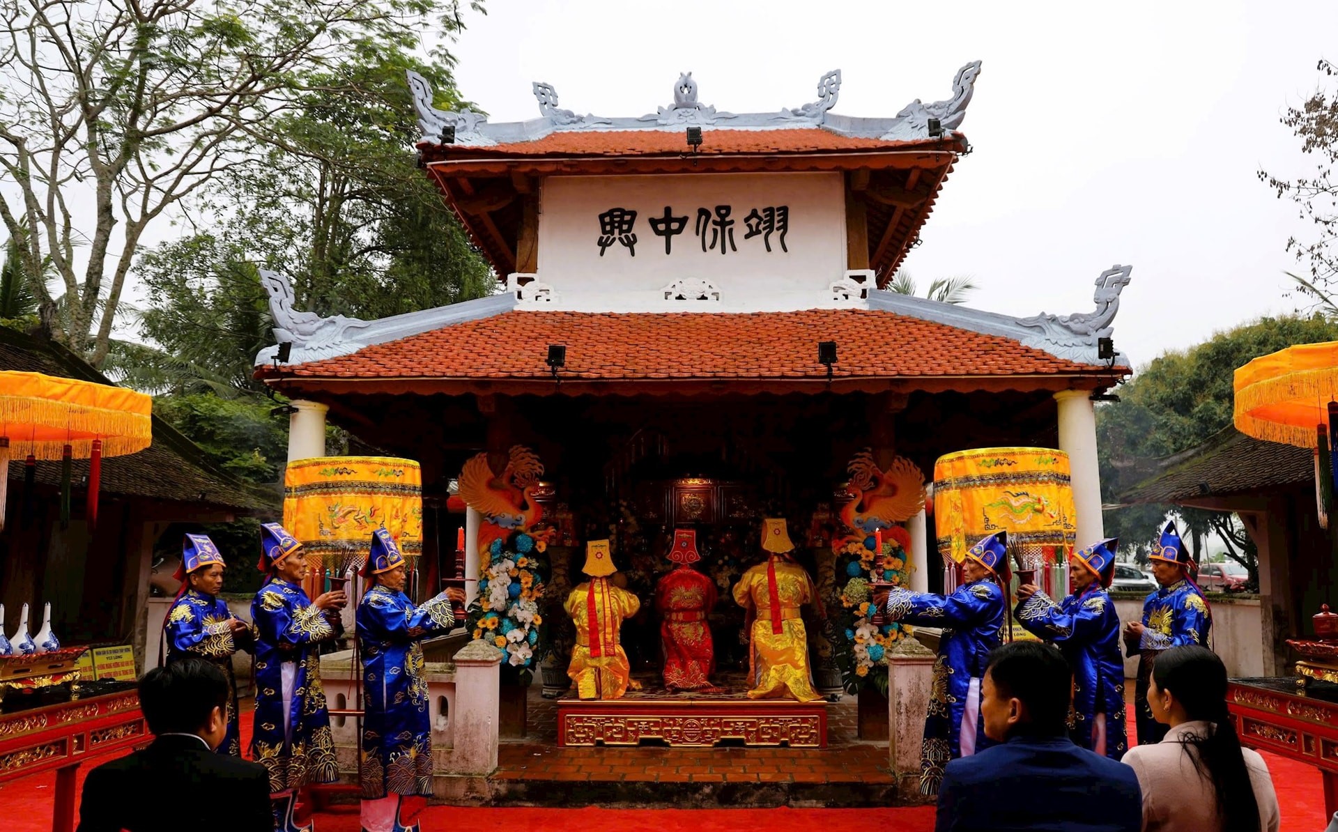 Không khí rộn ràng trong lễ hội truyền thống đền Bạch Mã Nghệ An