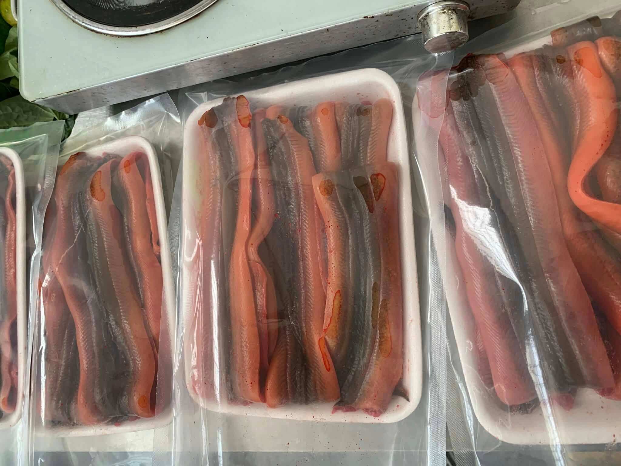 Lươn được làm sạch và đóng gói hút chân không tiện lợi 