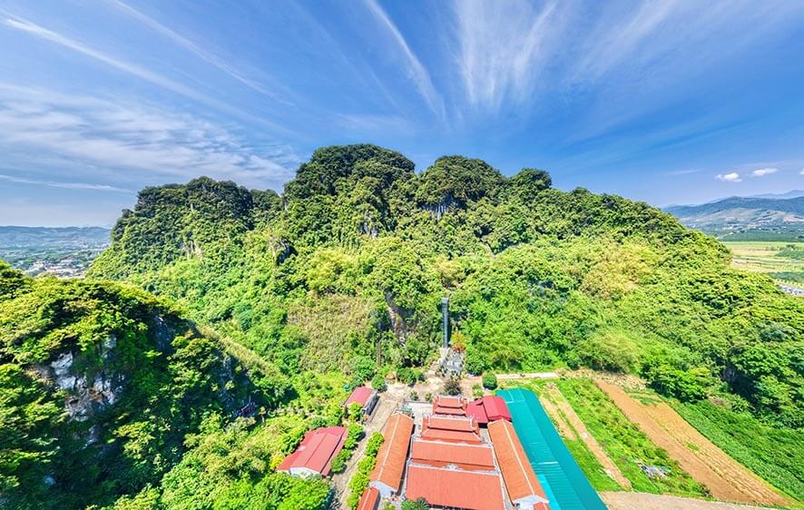 Toàn cảnh dãy núi Đầu Rồng tại Cao Phong 