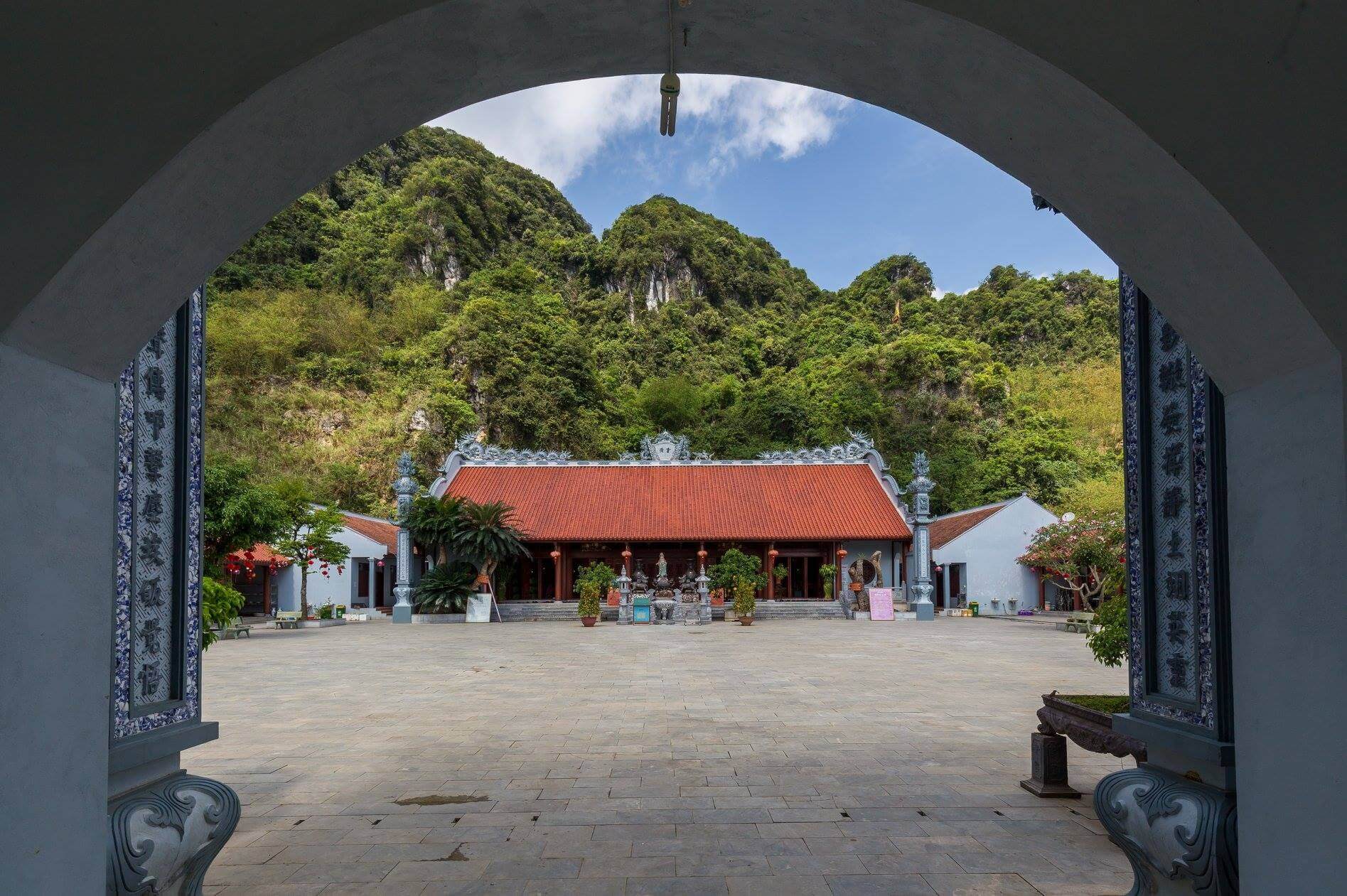 Đền nhỏ bình yên dưới chân dãy Đầu Rồng 