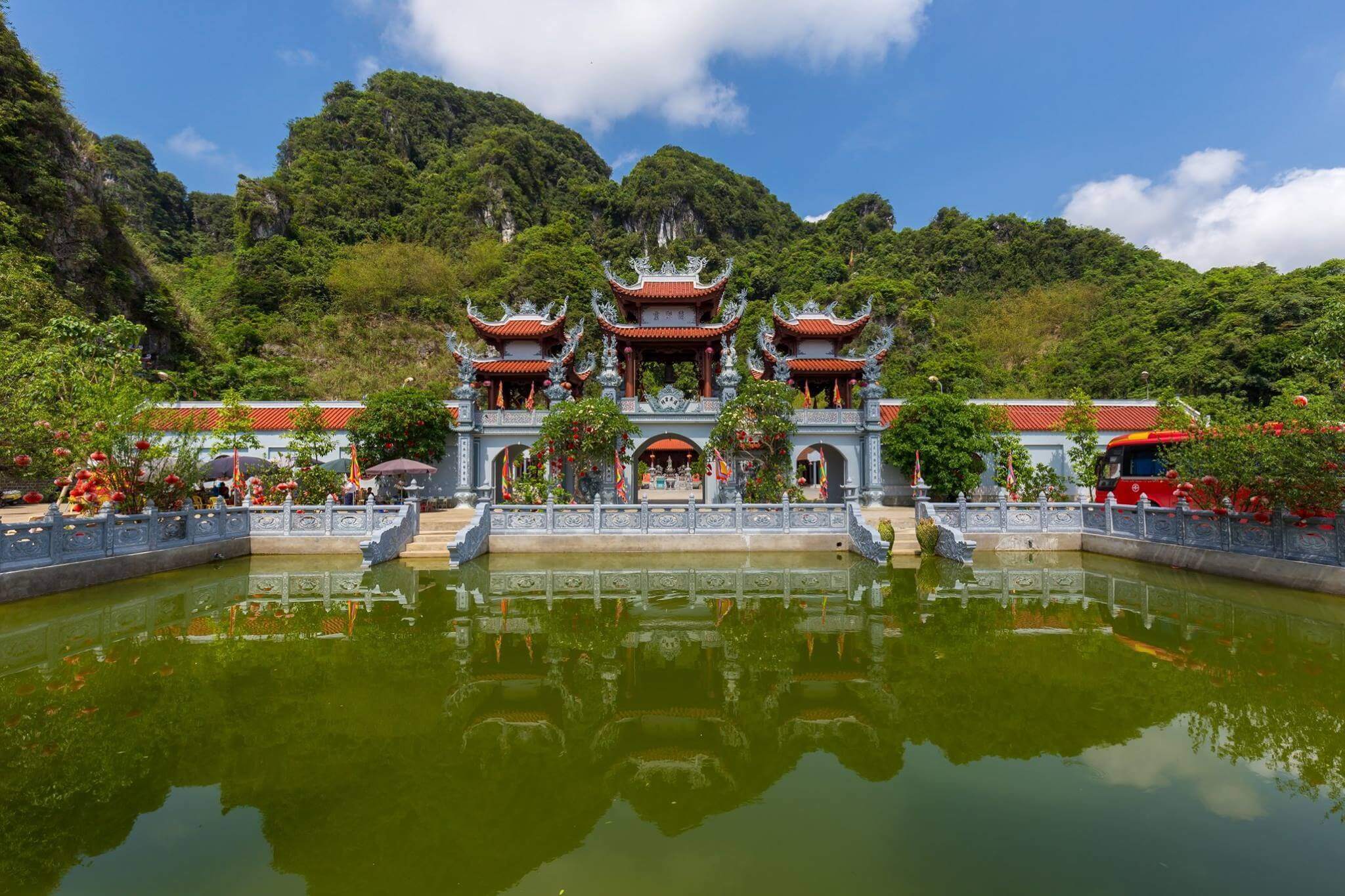 Khung cảnh núi Đầu Rồng với sắc xanh đầy sức sống mùa xuân 