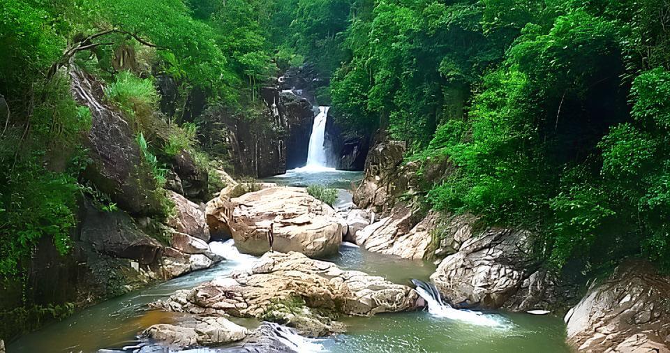 Thác Chênh Vênh với vẻ đẹp hoang sơ và hùng vĩ