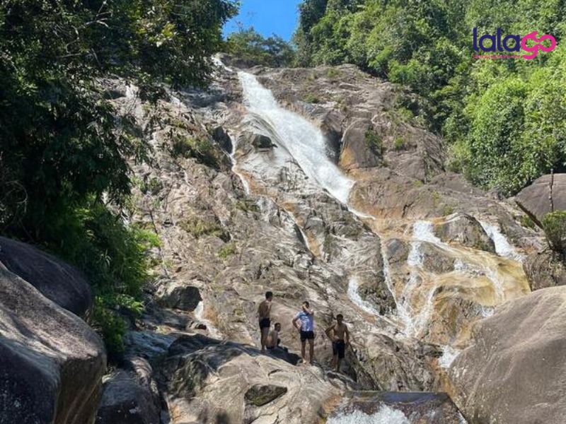 tảng đá tại thác ma hao