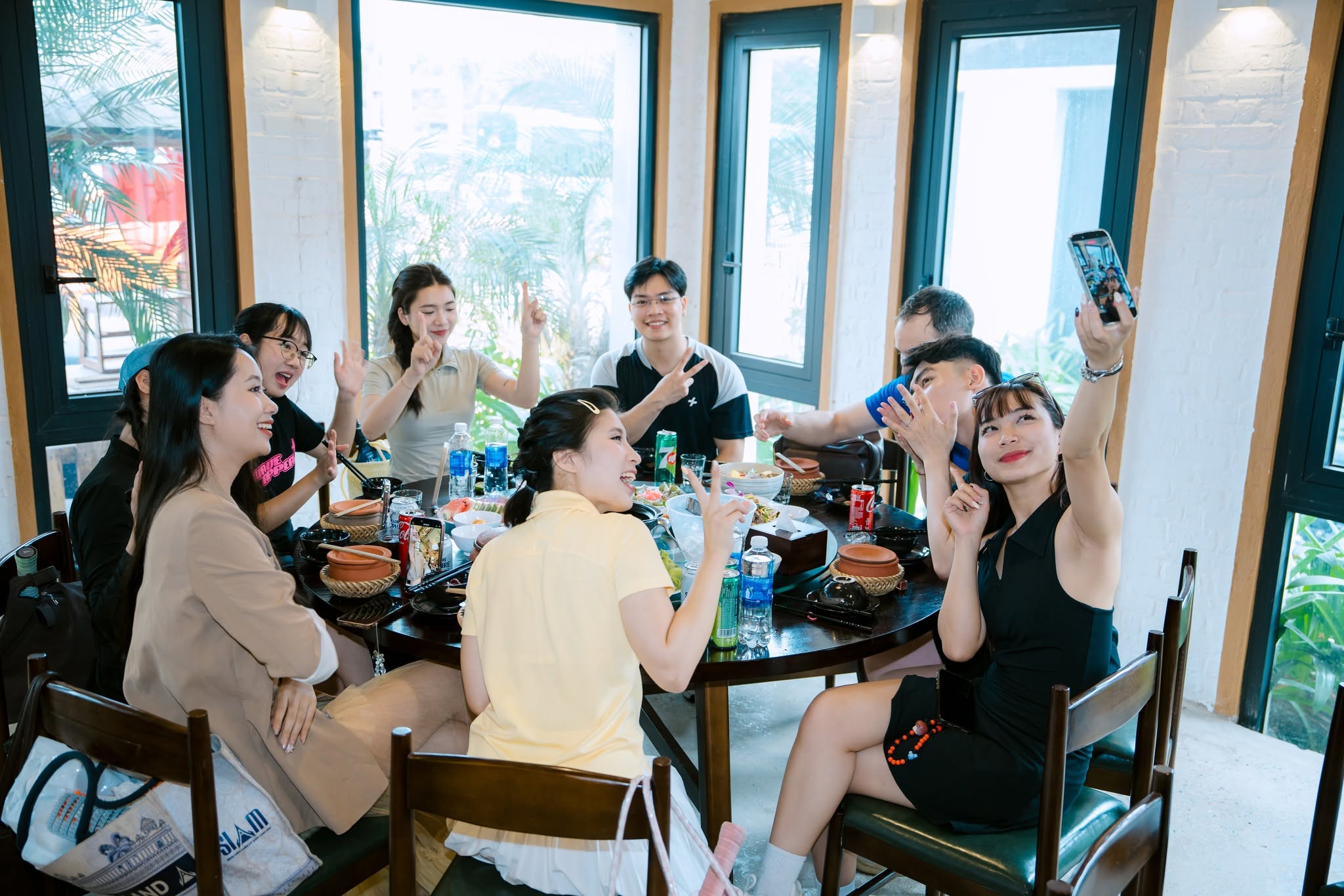 Khách hàng dùng bữa tại Cơm Niêu Nhà Khói