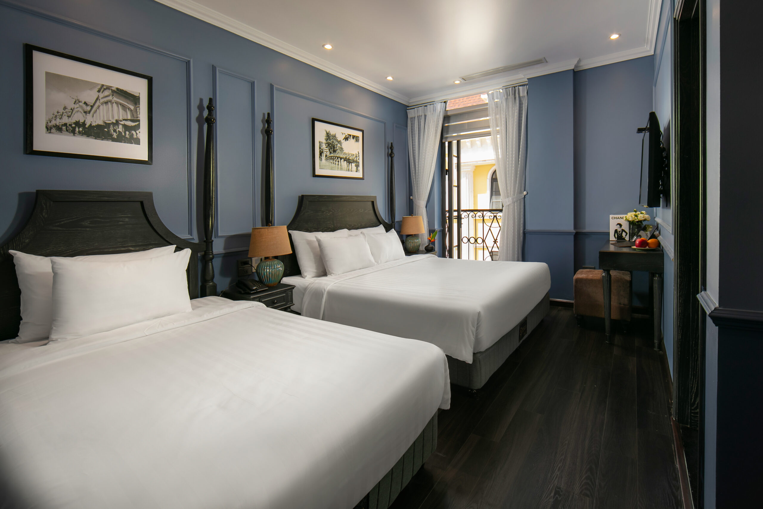 Phòng nghỉ sang trọng với tone màu xanh nhã nhặn của The Exquisite HaLong Hotel Bãi Cháy.