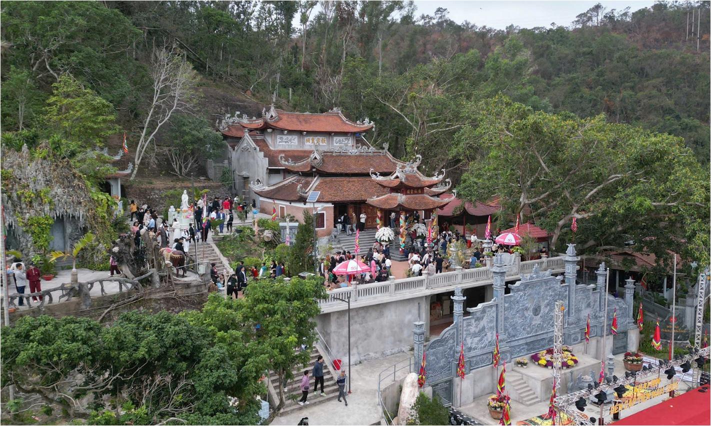 Du khách tham quan và chiêm bái tại Đền Cặp Tiên