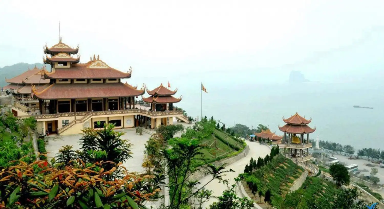 Chùa Long Tiên là một trong những ngôi chùa cổ và nổi tiếng nhất tại Hạ Long. 