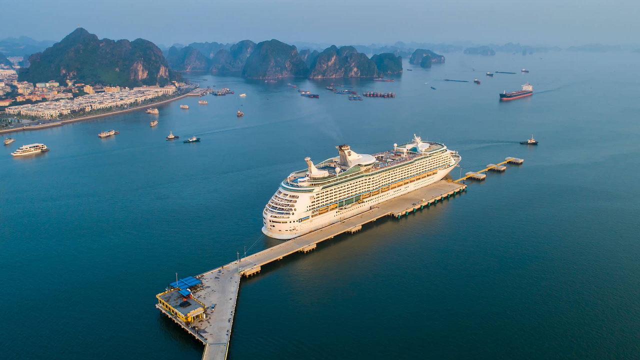Bến du thuyền Hạ Long Marina là nơi tập trung nhiều du thuyền và dịch vụ tham quan vịnh Hạ Long.