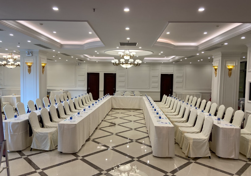 Khách sạn sở hữu phòng tiệc với không gian rộng rãi, phù hợp cho các buổi tiệc gia đình, liên hoan, sinh nhật hay các sự kiện quan trọng. 