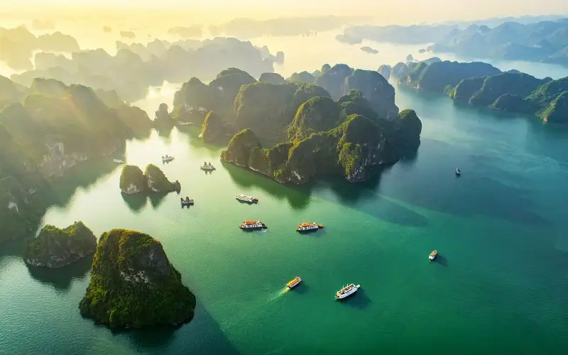 Núi Bài Thơ là địa điểm ngắm cảnh nổi tiếng, nơi du khách có thể chiêm ngưỡng toàn cảnh thành phố Hạ Long.