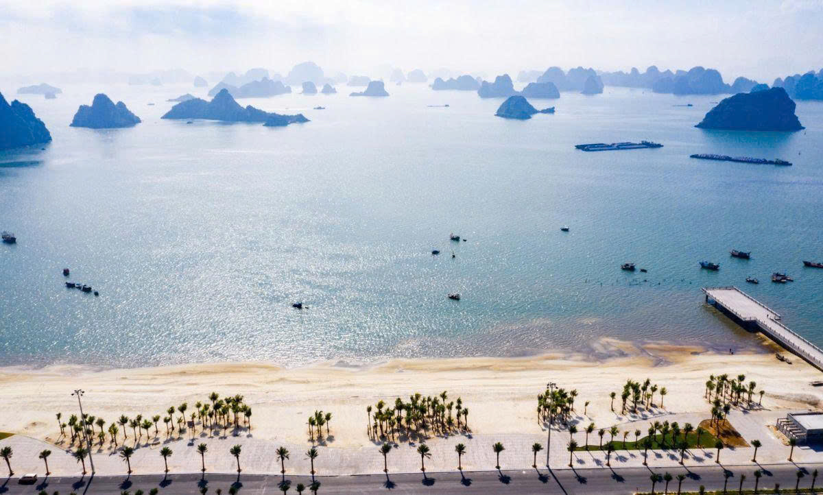 Toàn cảnh bãi tắm Bãi Cháy xanh mát nhìn từ phía Khách sạn FTE Hạ Long.