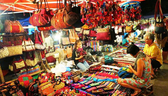 Gian hàng quà lưu niệm và đồ thổ cẩm thủ công độc đáo tại Chợ đêm Hạ Long gần Khách sạn FTE.