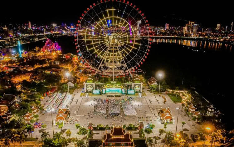 Vòng quay mặt trời Sun Wheel Hạ Long lung linh về đêm gần Khách sạn FTE Hạ Long.