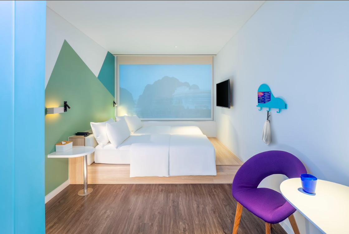 Room with 1 Queen Bed hiện đại và tối giản tại khách sạn Tru by Hilton Hạ Long.