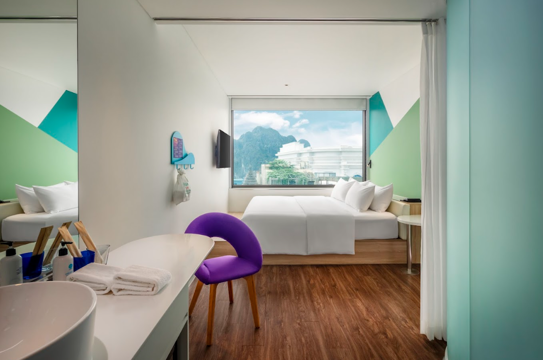 Thiết kế phòng nghỉ Room with 2 Twin Beds hiện đại, tối giản tại khách sạn Tru by Hilton Hạ Long.