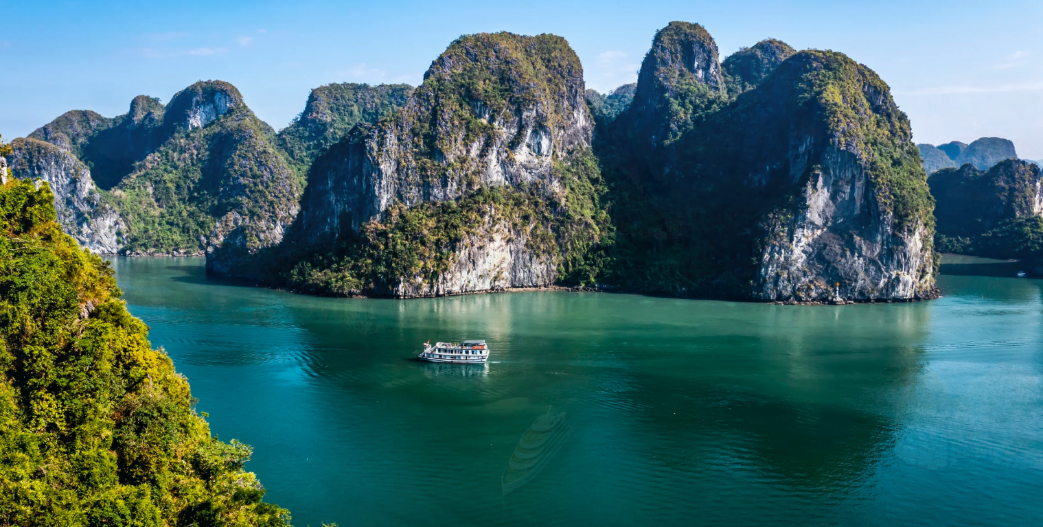 Chiêm ngưỡng cảnh sắc thiên nhiên thơ mộng của Vịnh Hạ Long lung linh trong nắng sớm khi đặt phòng khách sạn Hạ Long view biển.