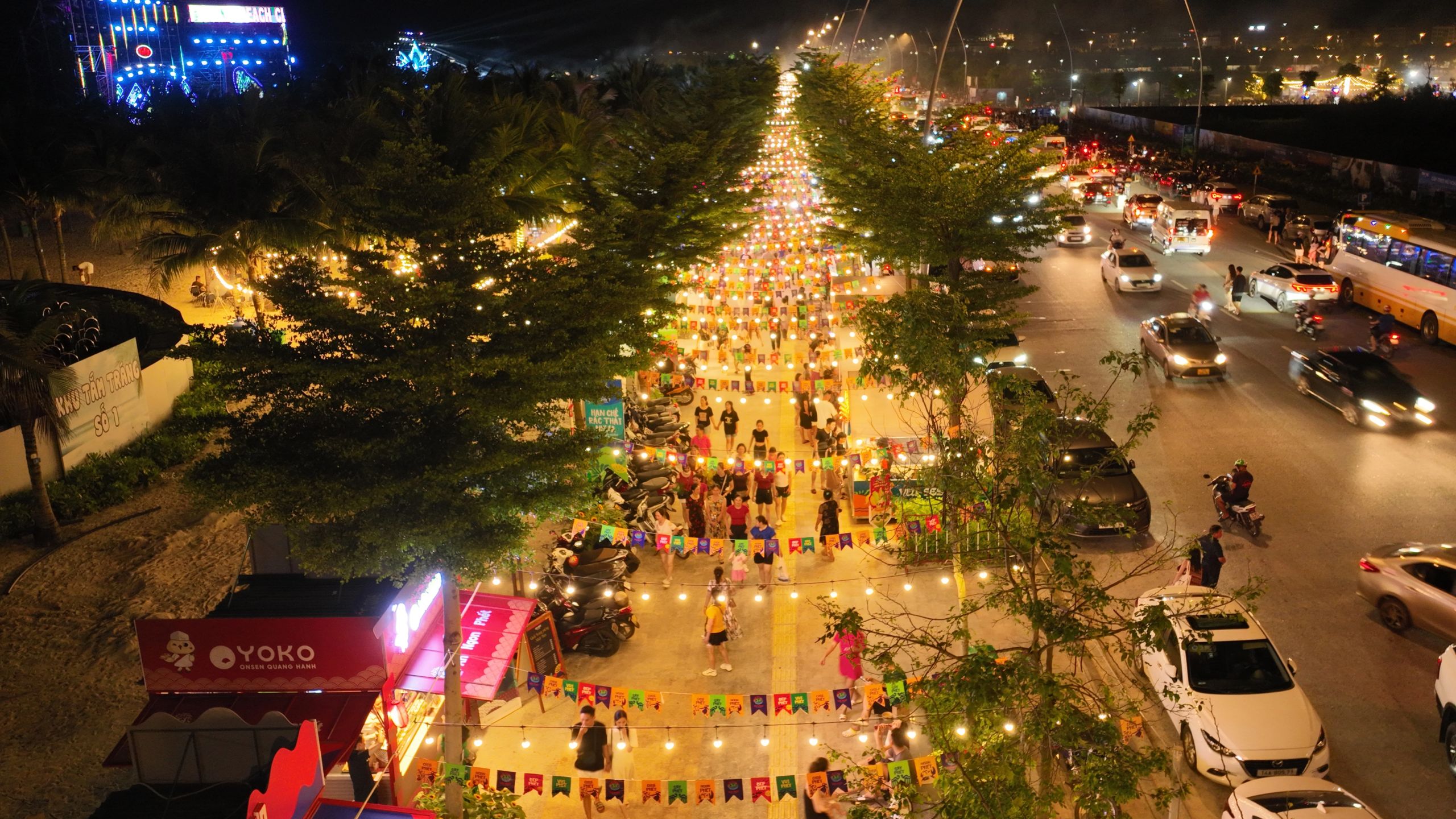 Trải nghiệm không khí mua sắm và vui chơi sầm uất tại chợ đêm khi lựa chọn đặt phòng khách sạn Hạ Long cho chuyến đi.