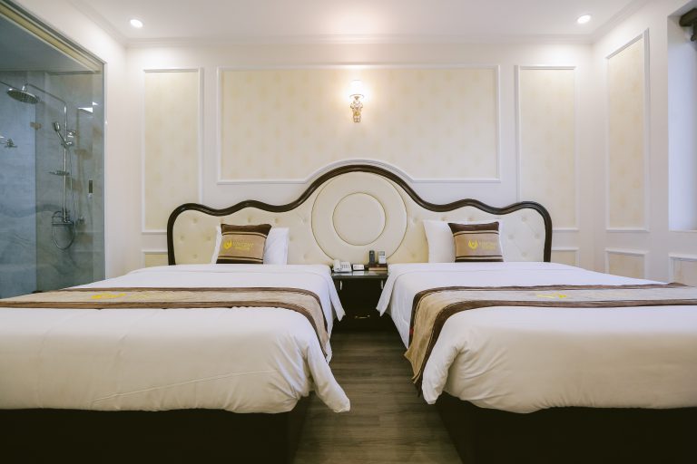 Không gian phòng nghỉ hai giường tiêu chuẩn sạch sẽ và đầy đủ tiện nghi, lựa chọn lý tưởng khi đặt phòng khách sạn Hạ Long.