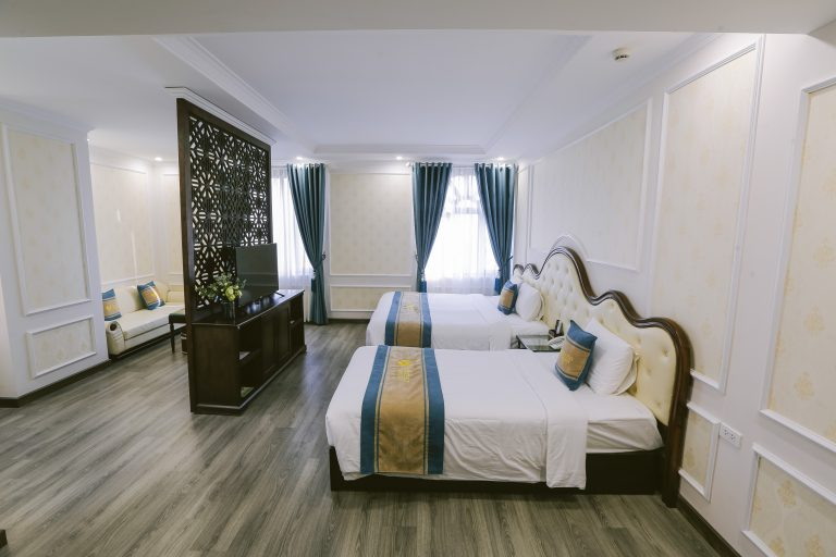 Tổng thể không gian phòng ngủ hai giường đơn rộng rãi, hiện đại