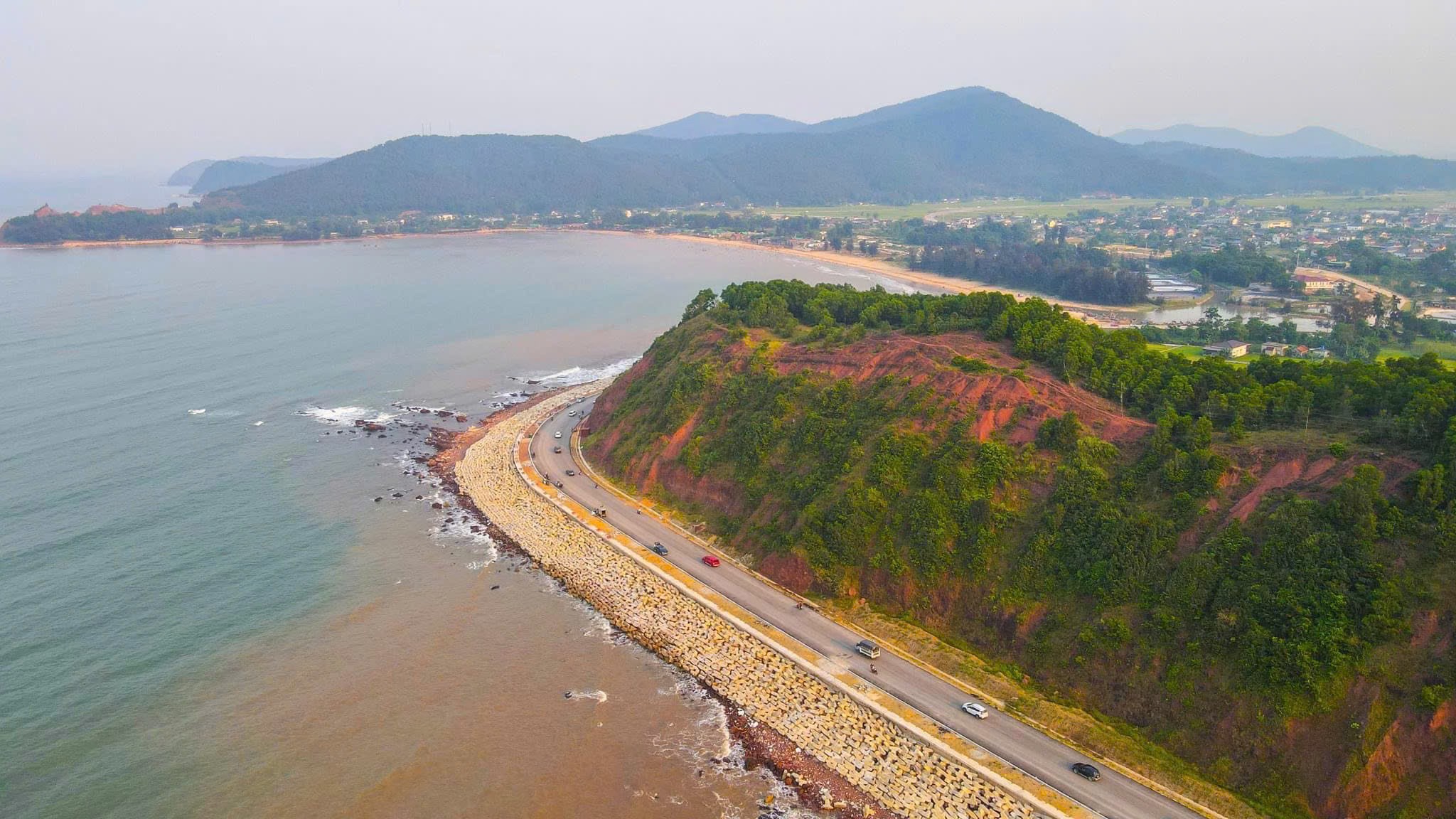 Nhìn toàn cảnh bãi  biển Cửa Hiền
