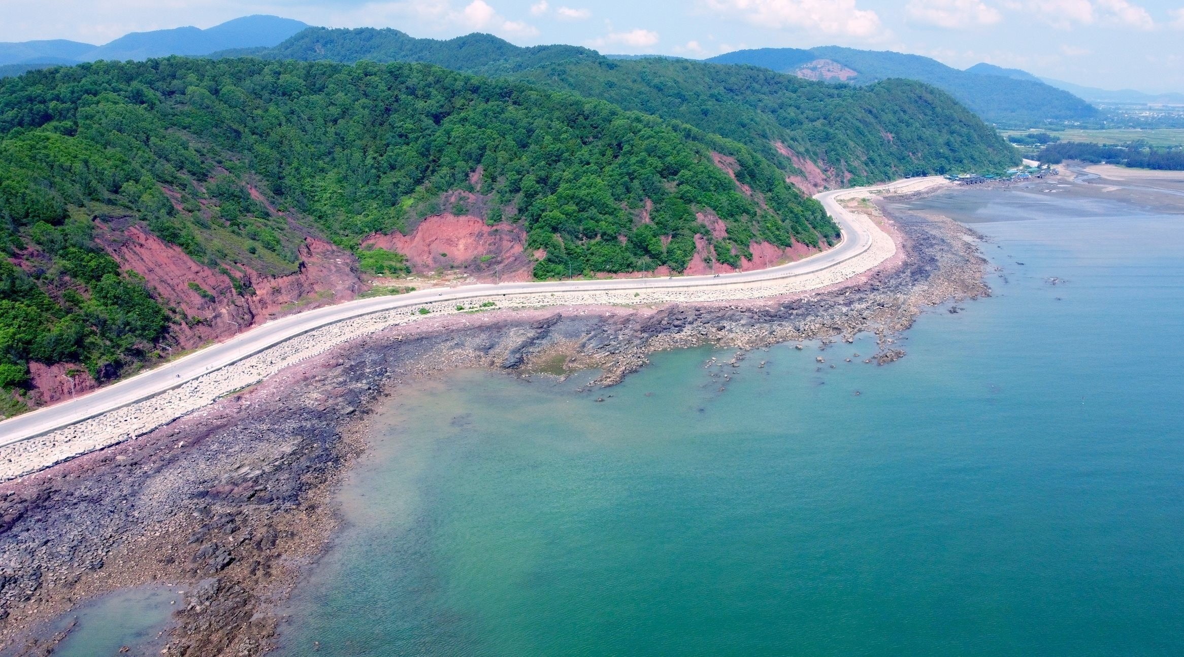 Cung đường thơ mộng dẫn vào Cửa Hiền
