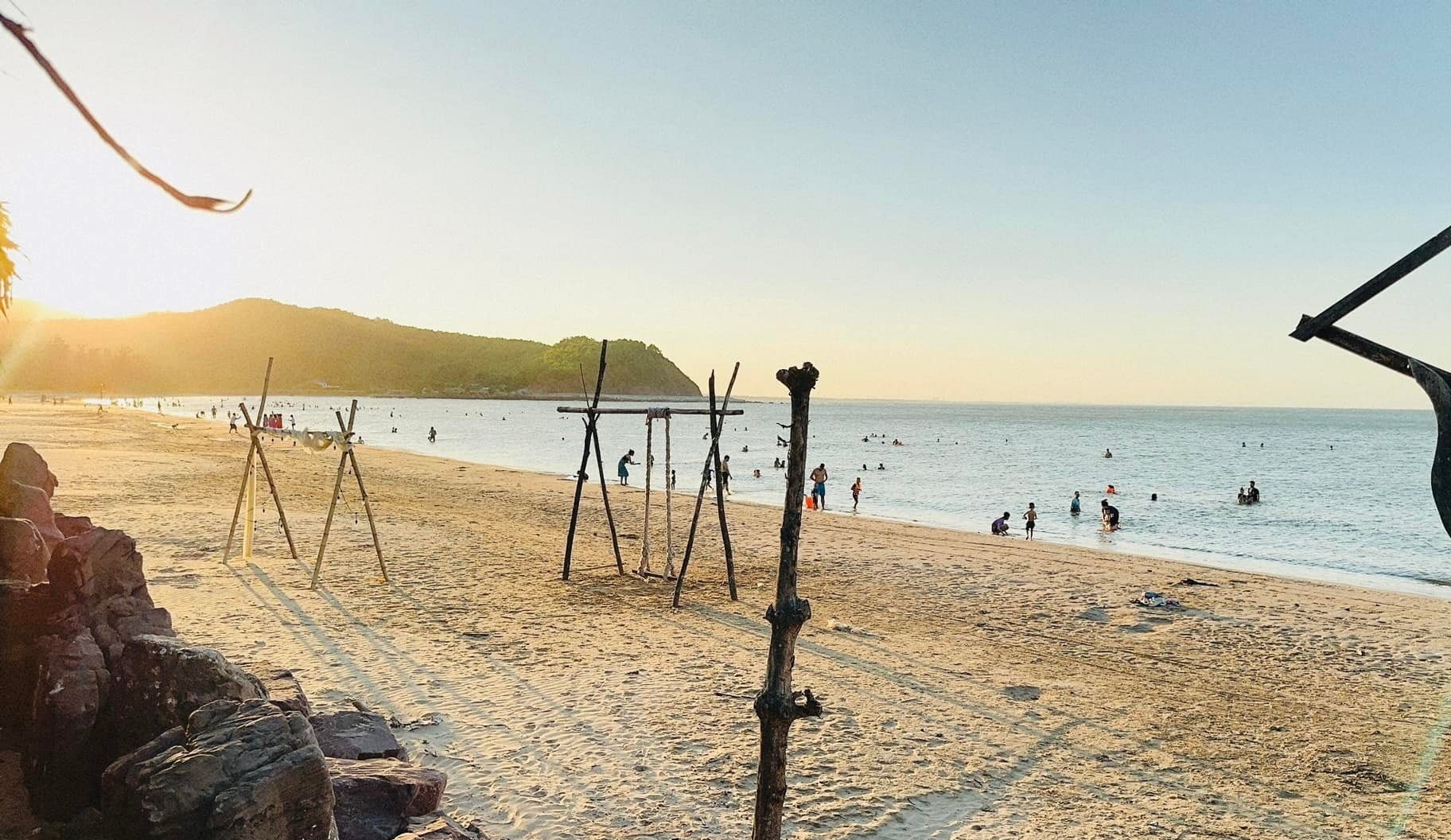 Ánh nắng buổi sáng trên bãi đá Cửa Hiền
