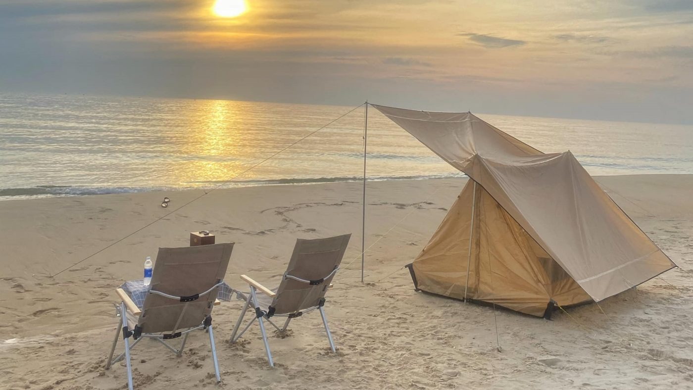 Dựng lều siêu “chill” bên bãi đá Cửa Hiền
