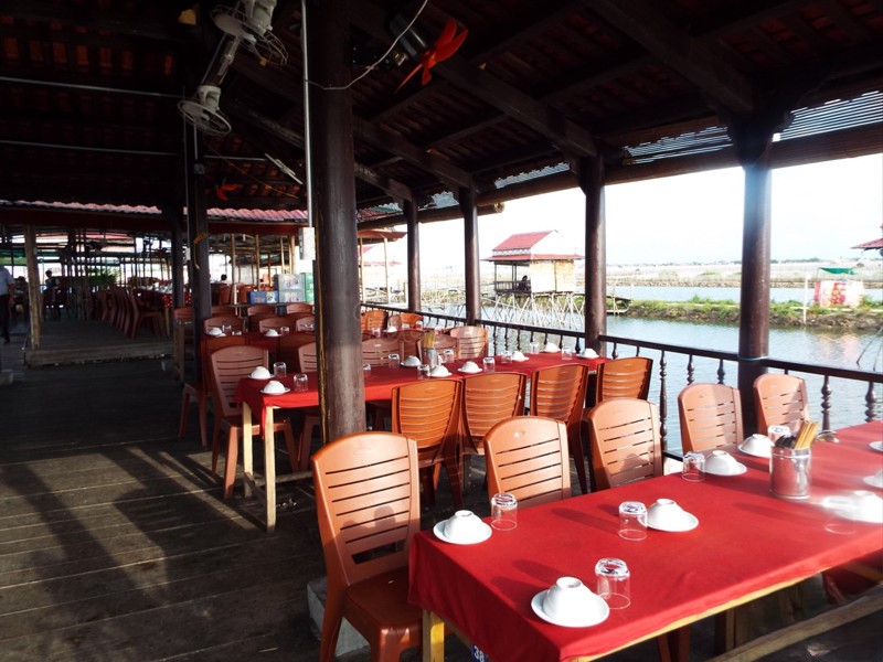 Hải sản Thủy Triều gây ấn tượng với phong cách mở, đồ ăn ngon
