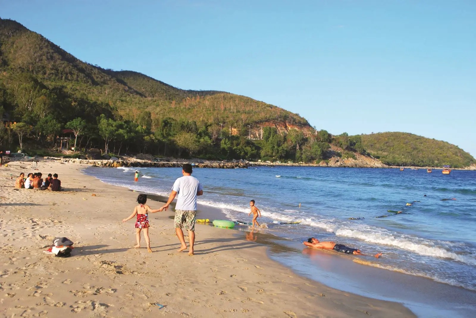 Khách du lịch thỏa sức bơi lội, tắm biển Bãi Dài
