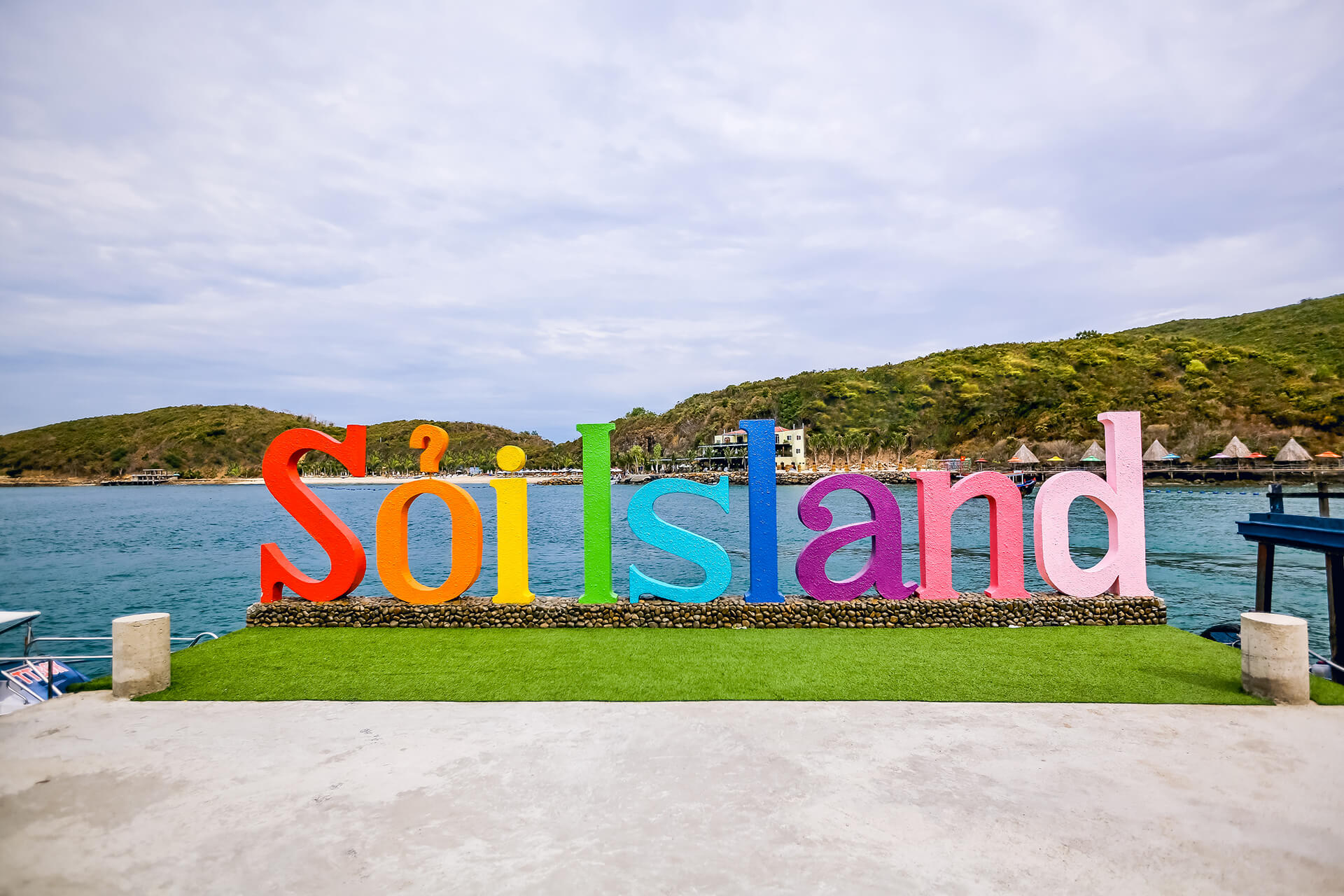 Bãi Sỏi nằm trên đảo Trí Nguyên, cách đất liền 1km
