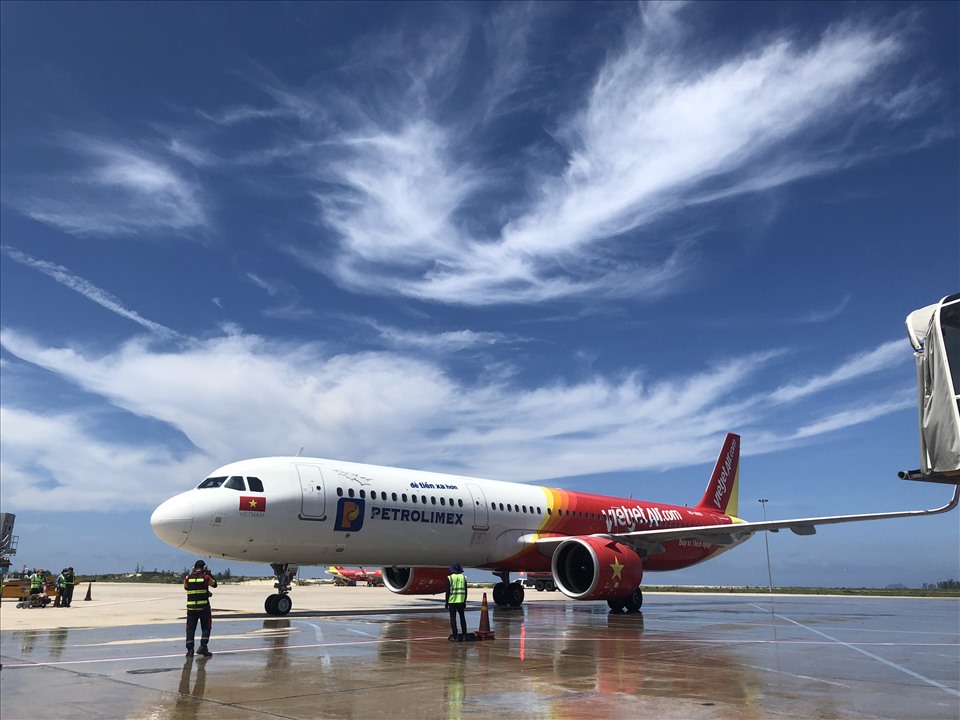 Du khách di chuyển bằng máy bay đến Nha Trang
