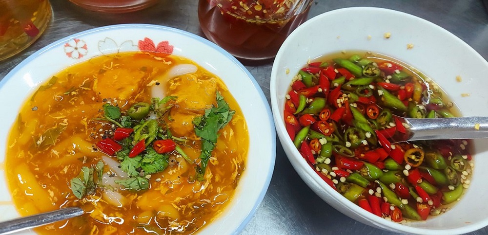 Tô bánh canh cua Đà Nẵng Nam Phổ nước dùng sánh mịn, thơm nức mũi