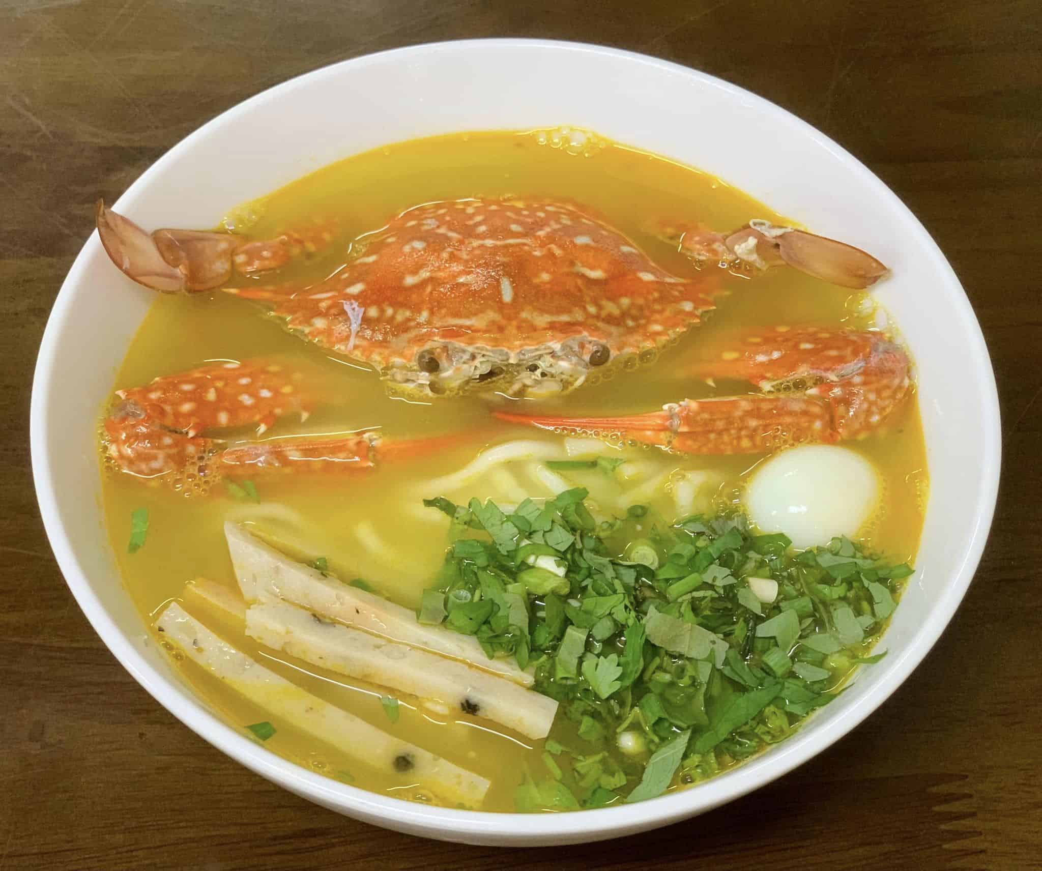 Tô bánh canh cua ghẹ bắt mắt, nước dùng ngọt đậm tự nhiên từ hải sản