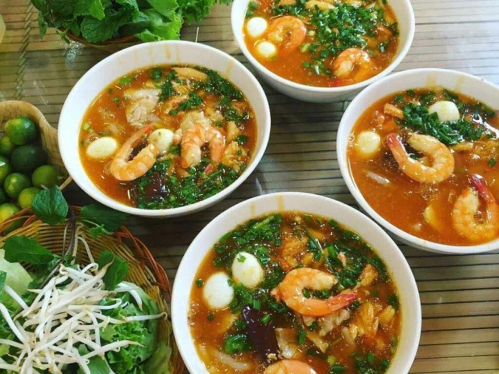 Tô bánh canh cua Âm Phủ bình dân, giá cả phải chăng
