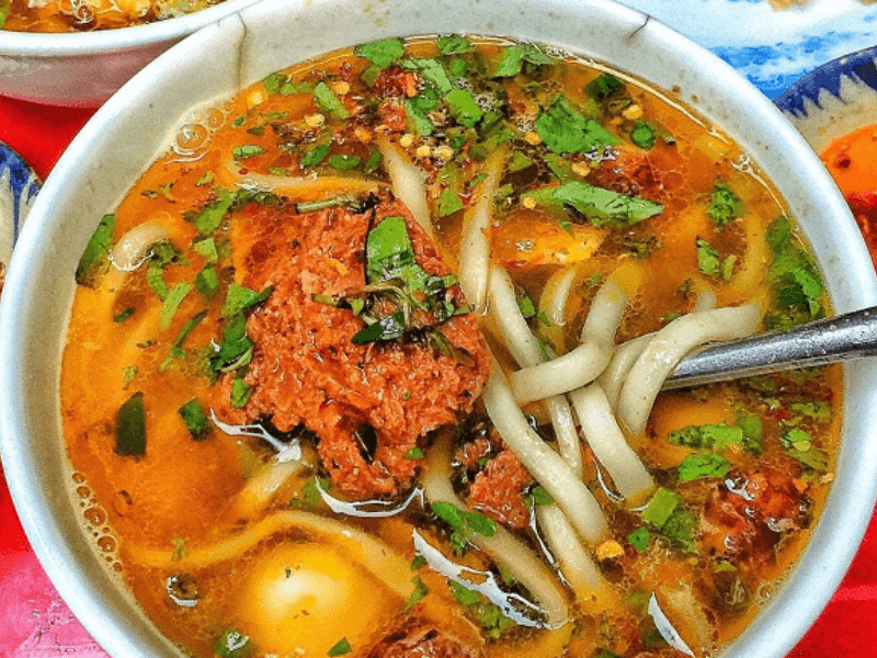 Tô bánh canh quán quán Đường Ray nóng hổi, thơm lừng
